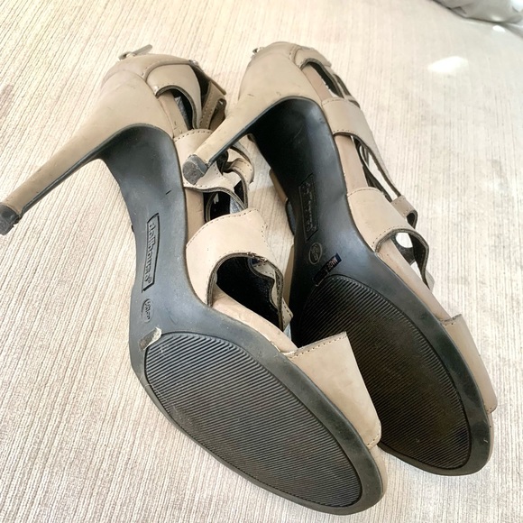 ❌❌❌SOLD❌❌❌Gorgeous gray cutout sandals size 8 🎉🎉🥰🥰 - Picture 4 of 9